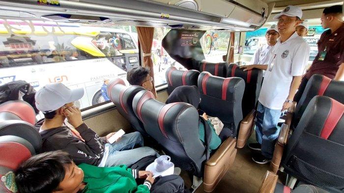 Direktur Utama PT Len Industri (Persero), Joga Dharma Setiawan, menyapa Peserta mudik gratis bertajuk