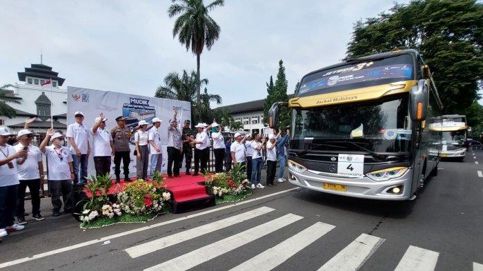Kepala UPTD PPP LLASDP, Adwin Singarimbun, mewakili Gubernur Jawa Barat, didampingi pejabat terkait melepas armada bus yang mengangkut peserta mudik gratis bertajuk