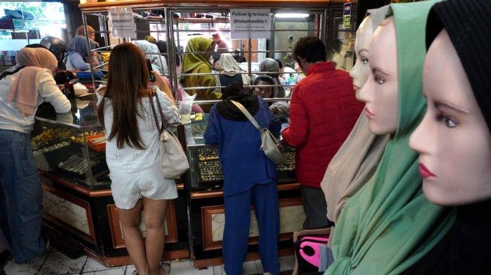 Warga melakukan transaksi jual beli emas perhiasan di Toko Mas 6 ITC di lantai dasar gedung ITC Kebon Kalapa, Jalan Moch. Toha, Kota Bandung, Jawa Barat, Rabu (16/4/2025).