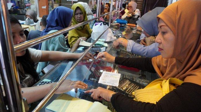 Warga melakukan transaksi jual beli emas perhiasan di Toko Mas 6 ITC di lantai dasar gedung ITC Kebon Kalapa, Jalan Moch. Toha, Kota Bandung, Jawa Barat, Rabu (16/4/2025).