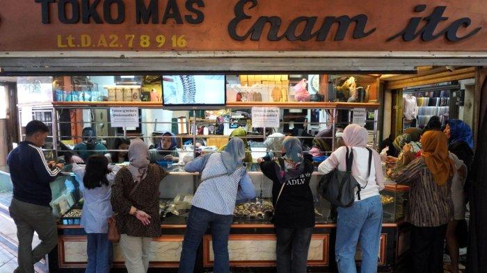 Warga melakukan transaksi jual beli emas perhiasan di Toko Mas 6 ITC di lantai dasar gedung ITC Kebon Kalapa, Jalan Moch. Toha, Kota Bandung, Jawa Barat, Rabu (16/4/2025).