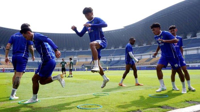 Skuad Persib Bandung menjalani latihan (official training) di Stadion Gelora Bandung Lautan Api (GBLA), Kota Bandung, Jawa Barat, Kamis (17/4/2025).