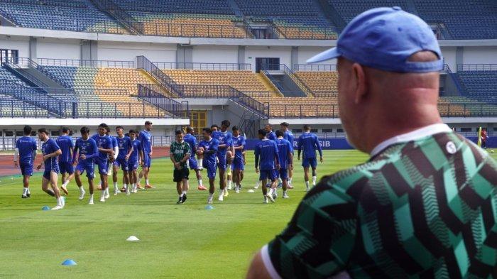 Skuad Persib Bandung menjalani latihan (official training) di Stadion Gelora Bandung Lautan Api (GBLA), Kota Bandung, Jawa Barat, Kamis (17/4/2025).