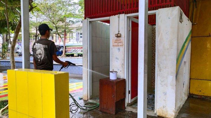 Warga membersihkan toilet yang baru selesai diperbaiki di Taman Alun-Alun Regol, Kelurahan Sukaluyu, Kecamatan Regol, Kota Bandung, Jawa Barat, Kamis (17/4/2025).