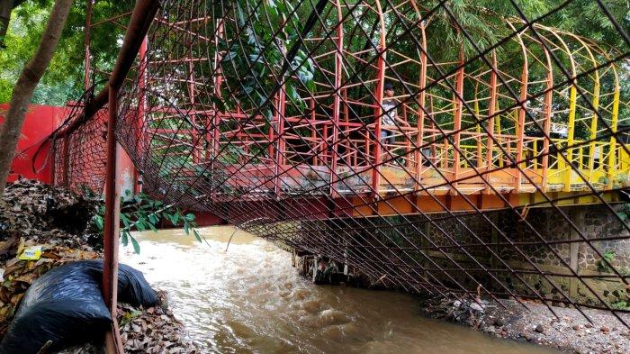 Pagar dengan ram kawat yang jebol tampak di Taman Alun-Alun Regol, Kelurahan Sukaluyu, Kecamatan Regol, Kota Bandung, Jawa Barat, Kamis (17/4/2025).