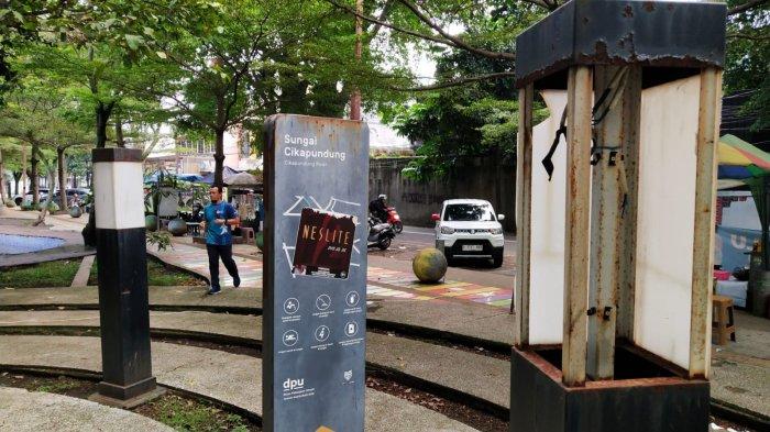 Warga berolahraga melintas di samping lampu taman yang sudah rusak di Taman Alun-Alun Regol, Kelurahan Sukaluyu, Kecamatan Regol, Kota Bandung, Jawa Barat, Kamis (17/4/2025).