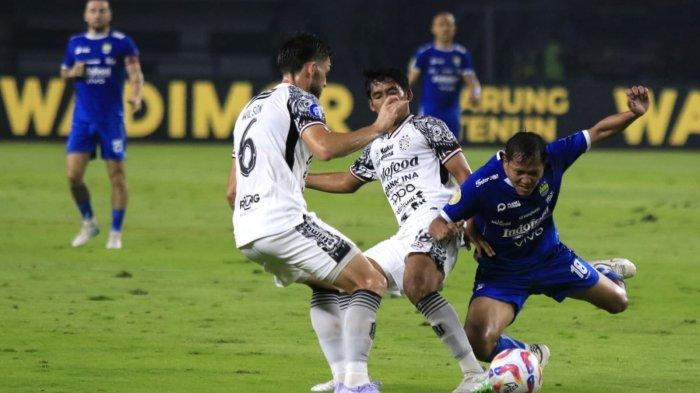 Pemain Persib Bandung, Adam Alis Setyano terpelanting saat berebut bola dengan pemain Bali United pada pertandingan lanjutan Liga 1 2024-2025, di Stadion Gelora Bandung Lautan Api (GBLA), Gedebage, Kota Bandung, Jawa Barat, Jumat (18/4/2025).