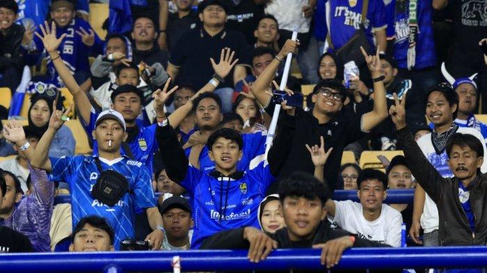 Bobotoh memberikan dukungan kepada Persib Bandung melawan Bali United pada lanjutan Liga 1 2024-2025, di Stadion Gelora Bandung Lautan Api (GBLA), Gedebage, Kota Bandung, Jawa Barat, Jumat (18/4/2025).