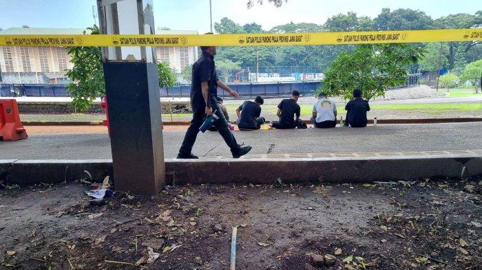 Warga melintas di samping taman yang gundul, di Saparua Park, Kelurahan Citarum, Kecamatan Bandung Wetan, Kota Bandung, Jawa Barat, Sabtu (19/4/2025).
