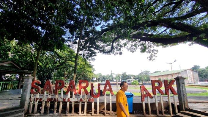 Warga melintas di depan tulisan Saparua Park
