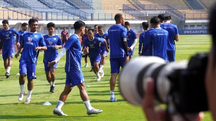 Skuad Persib Bandung menjalani latihan atau official training di Stadion Gelora Bandung Lautan Api (GBLA), Kota Bandung, Jawa Barat, Jumat (25/4/2025).