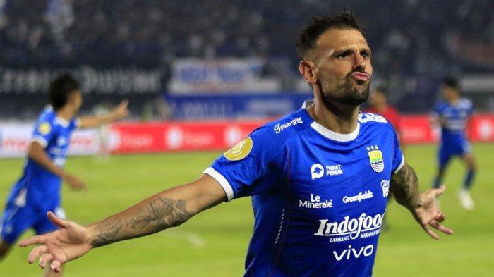 Pemain Persib Bandung, Tyronne del Pino melakukan selebrasi setelah berhasil mencetak gol ke gawang PSS Sleman pada pertandingan lanjutan Liga 1 2024-2025, di Stadion Gelora Bandung Lautan Api (GBLA), Gedebage, Kota Bandung, Jawa Barat, Sabtu (26/4/2025).