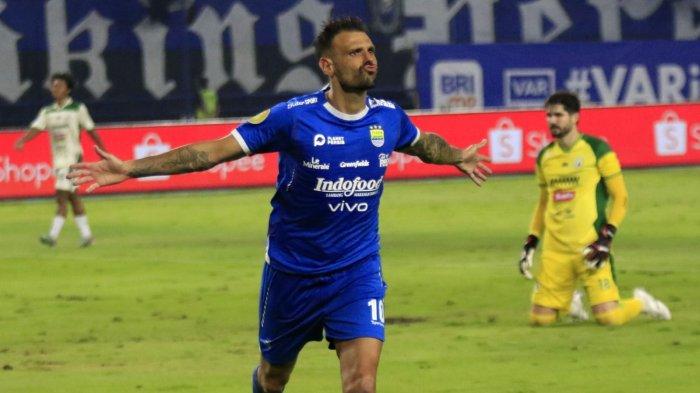 Pemain Persib Bandung, Tyronne del Pino melakukan selebrasi setelah berhasil mencetak gol ke gawang PSS Sleman pada pertandingan lanjutan Liga 1 2024-2025, di Stadion Gelora Bandung Lautan Api (GBLA), Gedebage, Kota Bandung, Jawa Barat, Sabtu (26/4/2025).