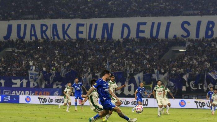 Bobotoh di tribun timur membuat koreo bertuliskan
