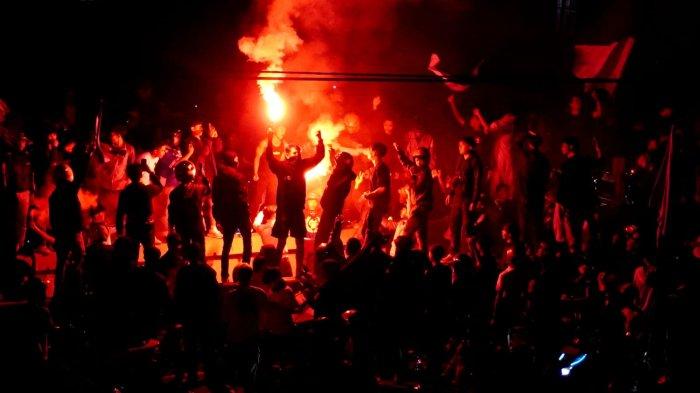 Sejumlah bobotoh merayakan Persib juara Liga 1