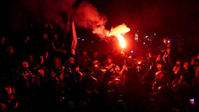 Sejumlah bobotoh merayakan Persib juara Liga 1
