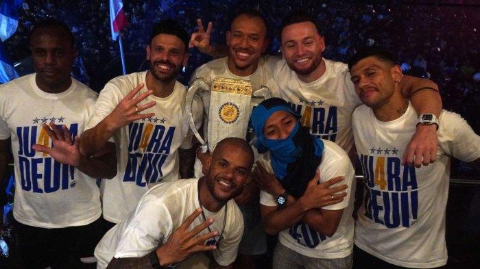 Pemain Persib bersama ribuan bobotoh merayakan Persib juara Liga 1