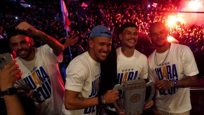 Pemain Persib bersama ribuan bobotoh merayakan Persib juara Liga 1