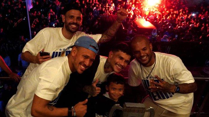 Pemain Persib bersama ribuan bobotoh merayakan Persib juara Liga 1