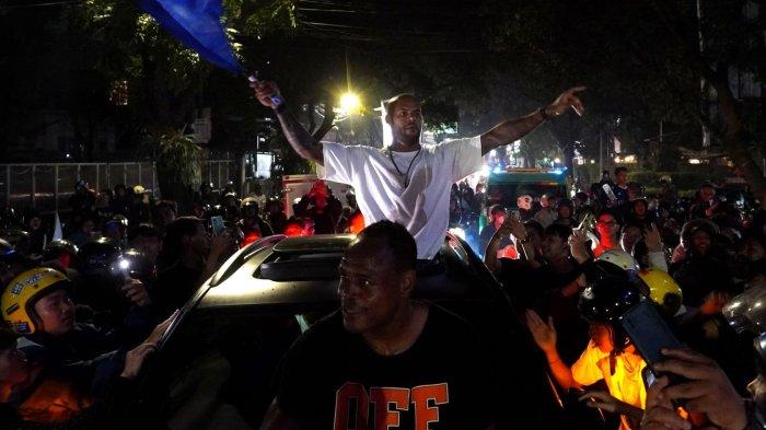 Pemain Persib bersama ribuan bobotoh merayakan Persib juara Liga 1