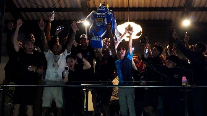 Pemain Persib bersama ribuan bobotoh melakukan selebrasi Persib juara Liga 1