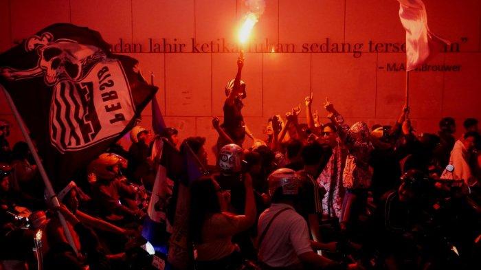 Bobotoh melakukan euforia konvoi Persib juara di Jalan Asia Afrika, kawasan Alun-Alun Kota Bandung, Jawa Barat, Sabtu (10/5/2025) dini hari.