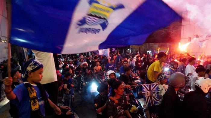 Bobotoh melakukan euforia konvoi Persib juara di Jalan Asia Afrika, kawasan Alun-Alun Kota Bandung, Jawa Barat, Sabtu (10/5/2025) dini hari.