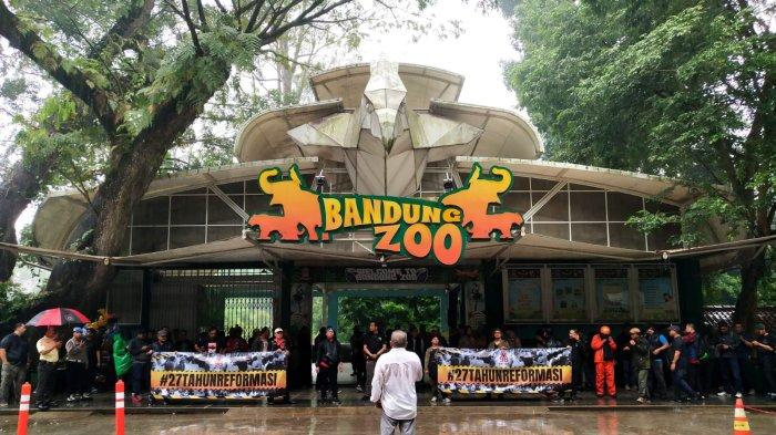 Sejumlah aktivis 1998 yang tergabung dalam Perkumpulan Aktivis Sembilan Delapan melakukan aksi unjuk rasa, di Bandung Zoo atau Kebun Binatang Bandung, Jalan Tamansari, Kota Bandung, Jawa Barat, Rabu (21/5/2025).