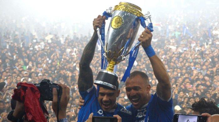 Pemain Persib Bandung, Ciro Alves dan Gustavo Franca mengangkat trofi juara Liga 1 2024-2025, di Stadion Gelora Bandung Lautan Api (GBLA), Kota Bandung, Jawa Barat, Sabtu (24/5/2025).