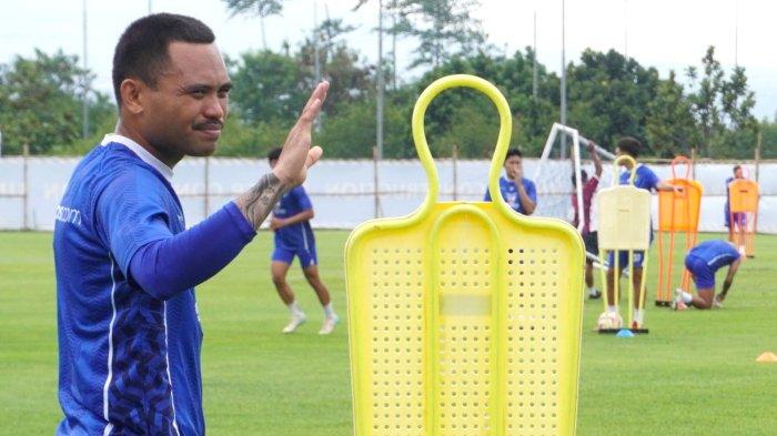 Pemain anyar Persib Bandung, Saddil Ramdani menyapa bobotoh saat mengikuti latihan perdana Persib di lapangan pendamping Stadion Gelora Bandung Lautan Api (GBLA), Kota Bandung, Jawa Barat, Senin (30/6/2025) pagi.