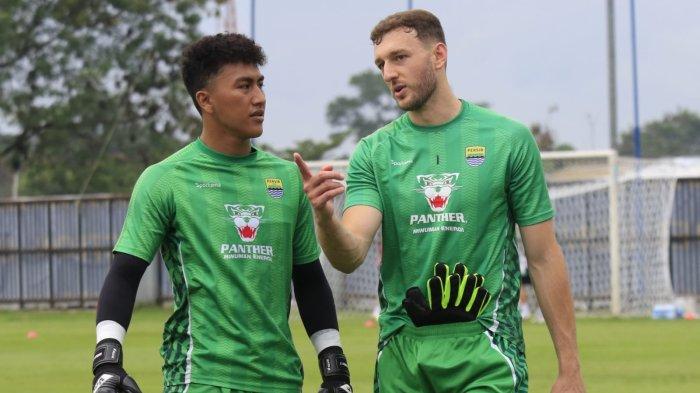 Kiper anyar Persib Bandung, Adam Przybek (kanan) berbincang dengan kiper muda Persib, Fitrah Maulana Ridwan pada sesi latihan Persib di lapangan pendamping Stadion Gelora Bandung Lautan Api (GBLA), Kota Bandung, Jawa Barat, Selasa (1/7/2025) pagi.
