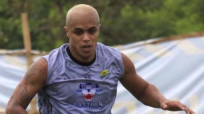 Pemain anyar Persib Bandung, William Marcilio menjalani sesi latihan di lapangan pendamping Stadion Gelora Bandung Lautan Api (GBLA), Kota Bandung, Jawa Barat, Selasa (1/7/2025) pagi.