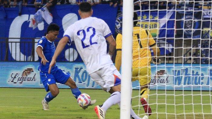 Pemain Persib Bandung, Zulkifli Lukmansyah menguasai bola berhadapan dengan kiper Port FC, Somporn Yos pada laga Piala Presiden 2025 di Stadion Si Jalak Harupat, Kabupaten Bandung, Jawa Barat, Minggu (6/7/2025).