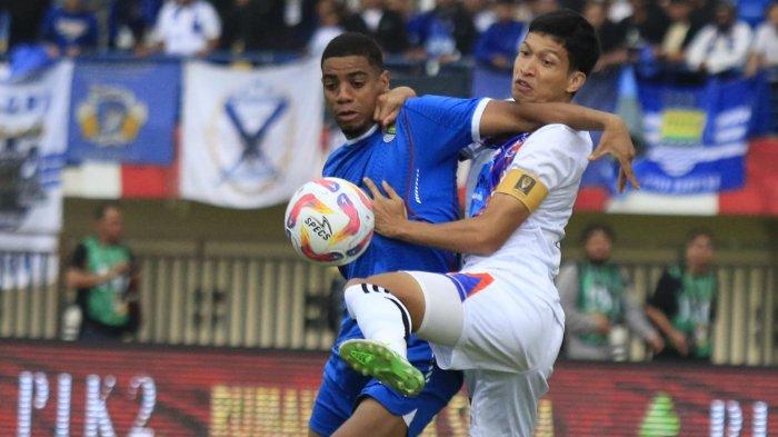Pemain Persib Bandung, Uilliam Barros berebut bola dengan pemain Port FC, Tanaboon Kesarat pada laga Piala Presiden 2025 di Stadion Si Jalak Harupat, Kabupaten Bandung, Jawa Barat, Minggu (6/7/2025).