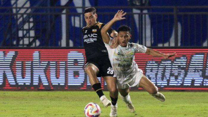 Pemain Persib Bandung, Zulkifli Lukmansyah terjatuh saat berebut bola dengan pemain Dewa United, Alexis Nahuel Messidoro pada laga Piala Presiden 2025 di Stadion Si Jalak Harupat, Kabupaten Bandung, Jawa Barat, Selasa (8/7/2025).