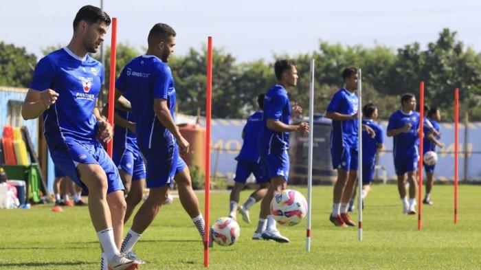 Pemain asing anyar, Julio Cesar (kiri), menjalani latihan perdananya bersama Persib Bandung, di Lapangan Pendamping Stadion Gelora Bandung Lautan Api (GBLA), Gedebage, Kota Bandung, Jawa Barat, Kamis (10/7/2025).
