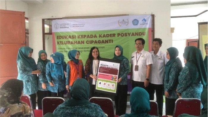 Penempatan spanduk kegiatan di dinding kantor Kelurahan Cipaganti