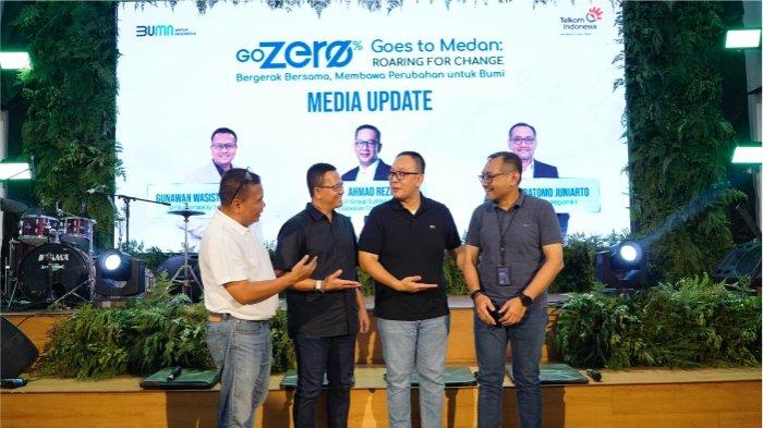 Corporate Communication Telkom Ahmad Reza, dan EVP Telkom Regional 1 Dwi Pratomo Juniarto pada sesi media update di acara GoZero% Goes to Medan, pada 26 April 2025.