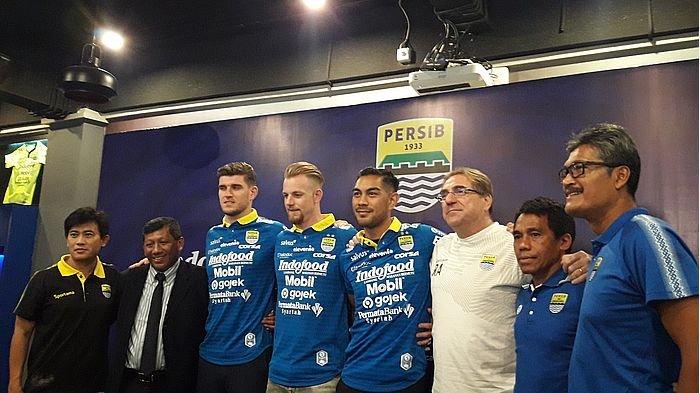 Pelatih Persib Bandung, Robert Alberts dan tim pelatih serta perwakilan manajeman berfoto bersama tiga penggawa anyarnya, Kevin Van Kippersluis, Nick Kuipers dan Omid Nazari, seusai sesi konferensi pers di Graha Persib, JL Sulanjana No 17, Selasa (20/8/2019).