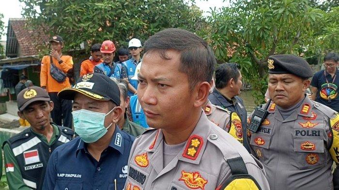 Kapolres Karawang AKBP Wirdhanto Hadicaksono, Jumat (5/1/2024) mengatakan, pihaknya menyiagakan satu kompi petugas untuk melakukan patroli di lokasi rumah yang terdampak banjir di Desa Karangligar, Karawang.