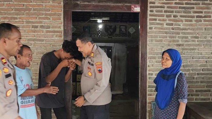ANAK ASUH KAPOLSEK - Kapolsek Tlogowungu, AKP Mujahid mengunjungi rumah AAP di Kecamatan Trangkil dan mengangkatnya menjadi anak asuh, Jumat (21/02/25).