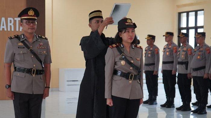 DISUMPAH - AKP Muthia Khansa Nurwijaya (ketiga dari kiri) saat disumpah dalam acara serah terima jabatan Kasatlantas Polres Purwakara di Aula Tatag Trawang Tungga Mapolres Purwakarta, Selasa (4/2/2025). Muthia menggantikan dari AKP Dadang Supriadi.