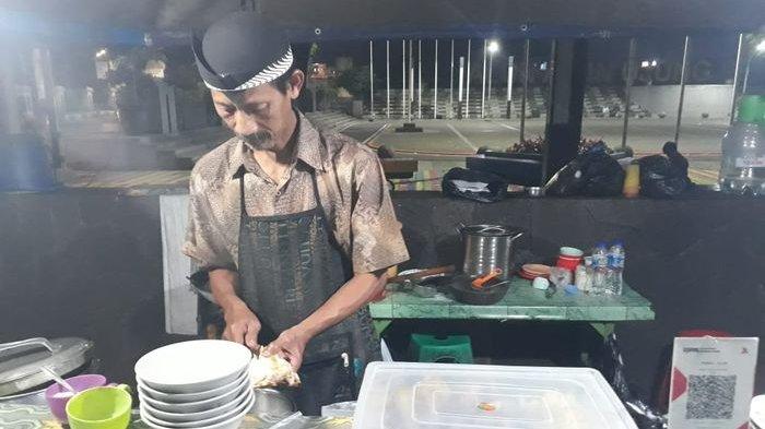 Abdul Wakhid sedang meracik soto untuk pelanggan yang berbuka puasa di warungnya.