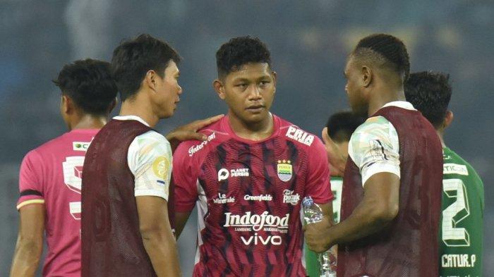 DEBUT - Dua pemain senior Persib, Achmad Jufriyanto dan Victor Igbonefo memberikan dukungan kepada Sheva Putra Sanggasi usai pertandingan melawan Persebaya Surabaya di Stadion Gelora Bung Tomo, Sabtu, 1 Maret 2025.