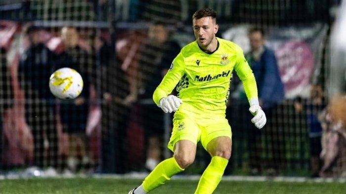 Adam Przybek, kiper berlabel timnas Wales yang saat ini bermain untuk Penybont FC, dirumorkan tengah diincar Persib Bandung menjadi pengganti Kevin Ray Mendoza.