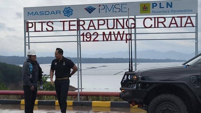 AHY KUNJUNGI CIRATA - Menko Bidang Infrastruktur dan Pembangunan Kewilayahan, Agus Harimurti Yudhoyono (AHY, kanan) saat mengunjungi Pembangkit Listrik Tenaga Surya (PLTS) Terapung Cirata di Waduk Cirata, Kecamatan Maniis, Kabupaten Purwakarta, Jawa Barat pada Kamis (6/2/2025).