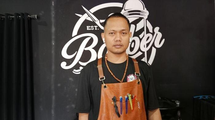 Agus Sahudin (34) karyawan Barbershop di Jatinangor, Kabupaten Sumedang saat diwawancara TribunJabar.id, Sabtu (12/10/2024) siang.