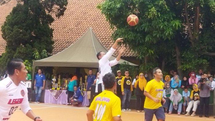 Panglima TNI Jenderal Agus Subiyanto menunjukkan kemampuannya saat bermain basket di Lapangan SMPN 2 Cimahi, Jalan Sudirman, Kelurahan Baros, Kecamatan Cimahi Tengah, Rabu (26/12/2023).