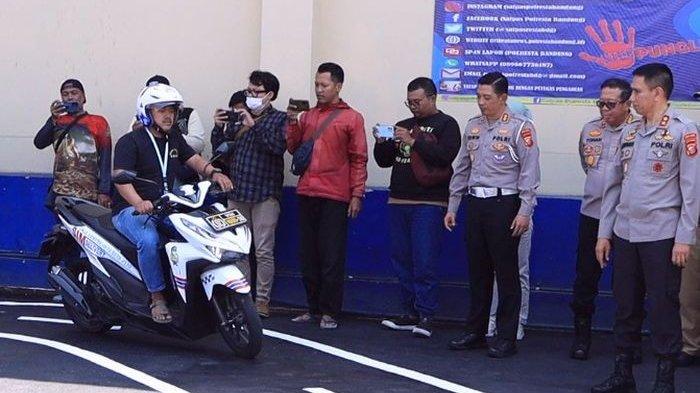 Kapolda Jabar, Irjen Pol Akhmad Wiyagus (paling kanan), saat menyaksikan pelaksanaan ujian praktik SIM C di Mapolresta Bandung, Senin (7/8/2023).