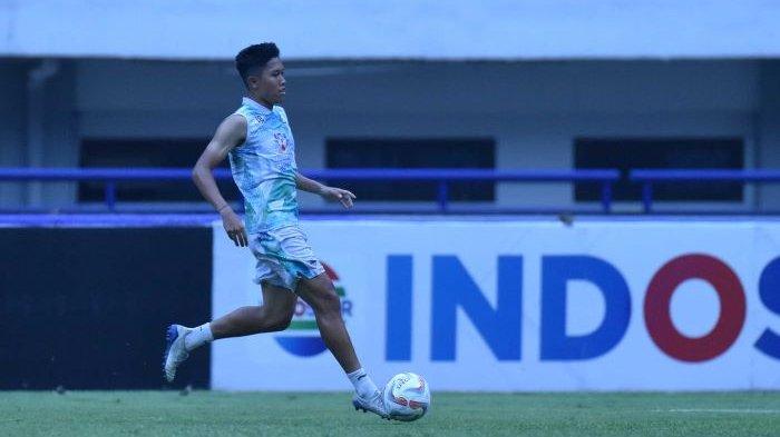 Aksi Ferdiansyah dalam gim internal Persib Bandung di Stadion Gelora Bandung Lautan Api, Sabtu (18/11/2023).